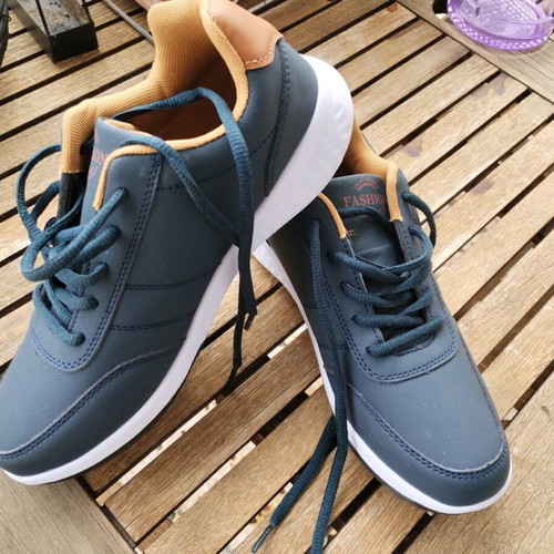 Sneakers size 39 like new, navy blue with camel details