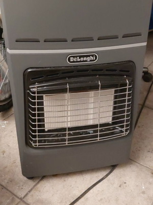 DeLonghi propane heater with bottle like new, ready to use