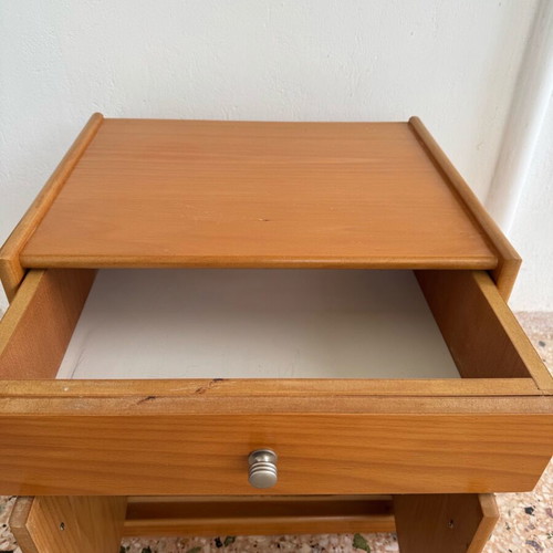 Solid wood nightstand like new with one drawer