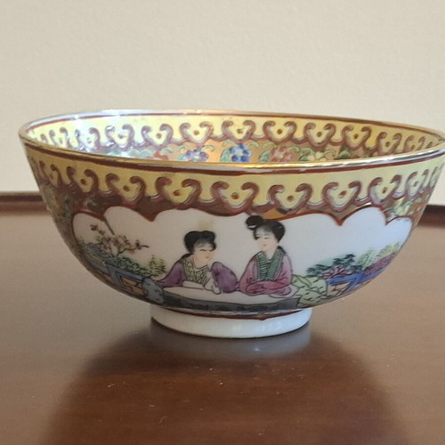 Chinese porcelain bowl Famille Rose Canton porcelain like new