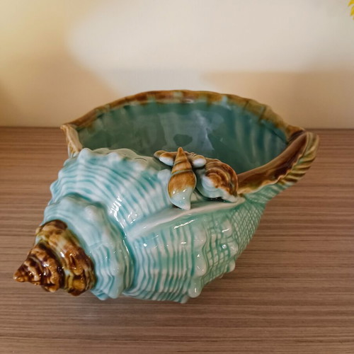 Ceramic decorative bowl in seashell shape, like new