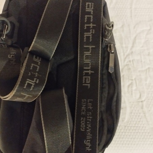 Arctic Hunter XB00541 Crossbody Sling Bag like new, black