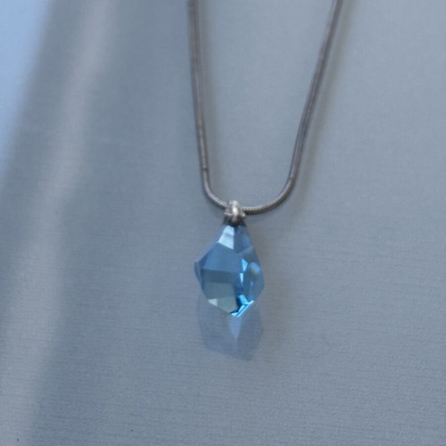 Necklace with blue stone like new