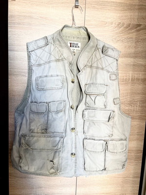 Men's vest large used with many pockets and wear