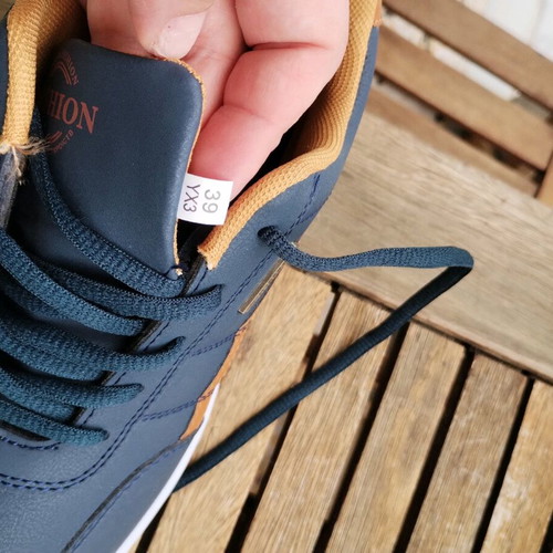 Sneakers size 39 like new, navy blue with camel details