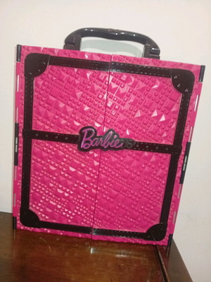 Barbie 2011 Mattel wardrobe used 31x29 cm