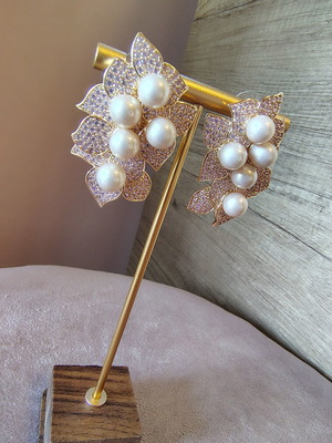 Rose gold earrings with pearls and zirconia