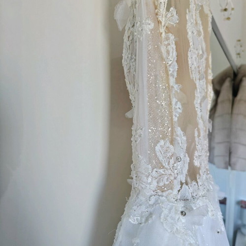 Wedding dress like new white with case and petticoat