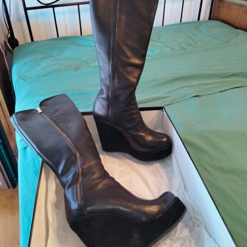 Boot black leather with castor platform used, size 37