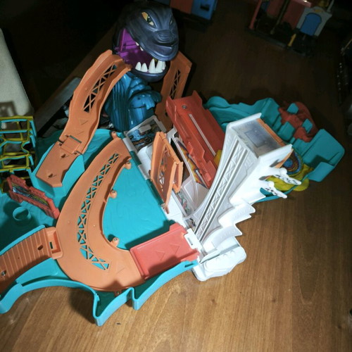 Hot Wheels Shark Bite Bay Fold & Go Playset Mattel 2008 like new