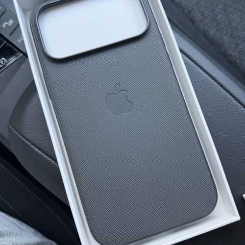 Apple iPhone 17 Pro Max TechWoven MagSafe case like new black