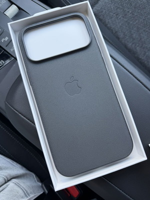 Apple iPhone 17 Pro Max TechWoven MagSafe case like new black