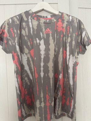Adidas tshirt like new, size S