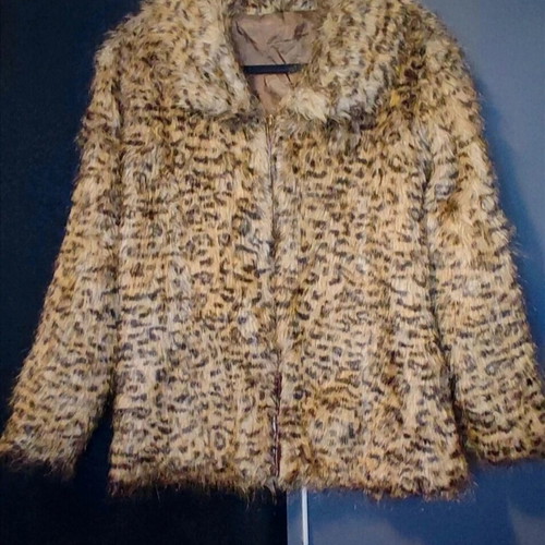 Synthetic leopard fur jacket used with zipper, short length