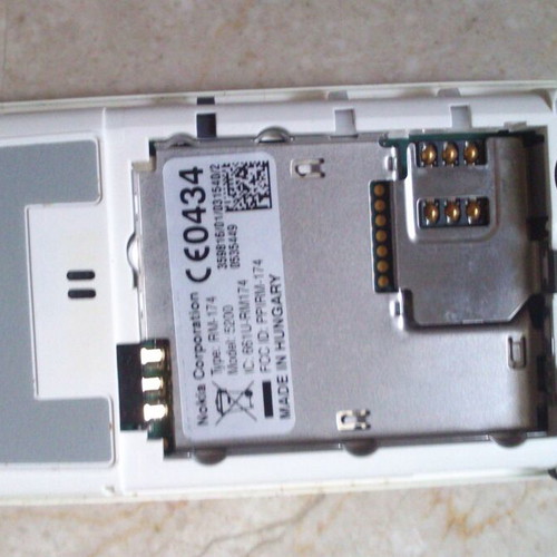 Nokia 5200 used, functional internal parts, no battery, charger included