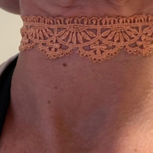 Choker necklace fabric with golden clasp, like new, pink