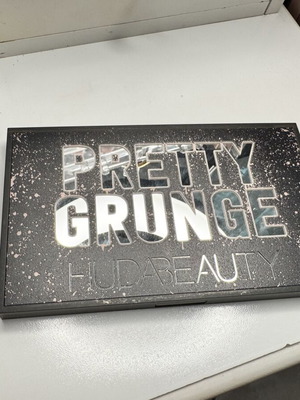 Huda Beauty Pretty Grunge palette used