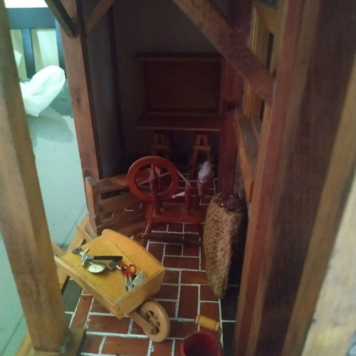Collectible traditional Deagostini house with 4 figures and equipment