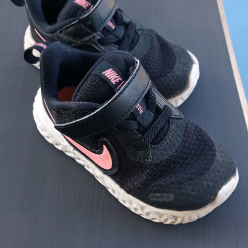 Παιδικά αθλητικά παπούτσια Nike μεταχειρισμένα, μέγεθος 23.5, μαύρα