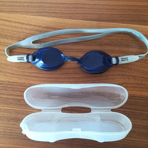 Swimming goggles with protective case