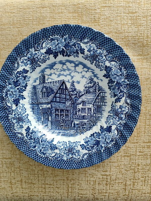 Merrie olde england collectible plate used with cracks and damages