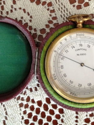 Όργανο μέτρησης υψομέτρου COMPENS μεταχειρισμένο, διάμετρος 5,5 εκ. με δερμάτινη θήκη