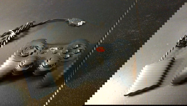 Πωλείται ασύρματο gamepad για PC ''Logitech Cordless Gamepad PC Rumblepad II'' σε άριστη κατάσταση.