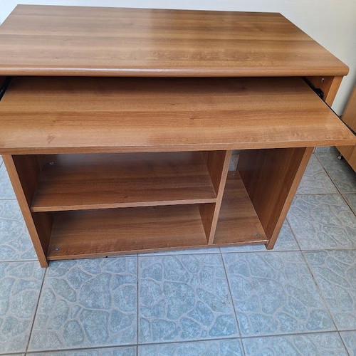 Small wooden computer desk like new, compact with shelves