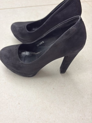 Black suede pumps used size 36 with stable heel
