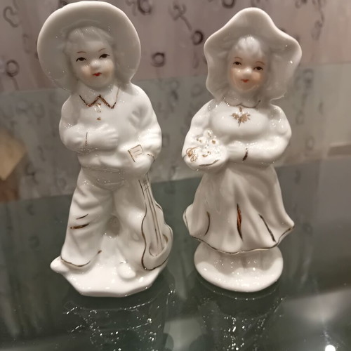 Porcelain figurines vintage set of 2 with gold details