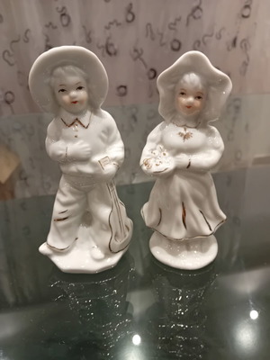 Porcelain figurines vintage set of 2 with gold details