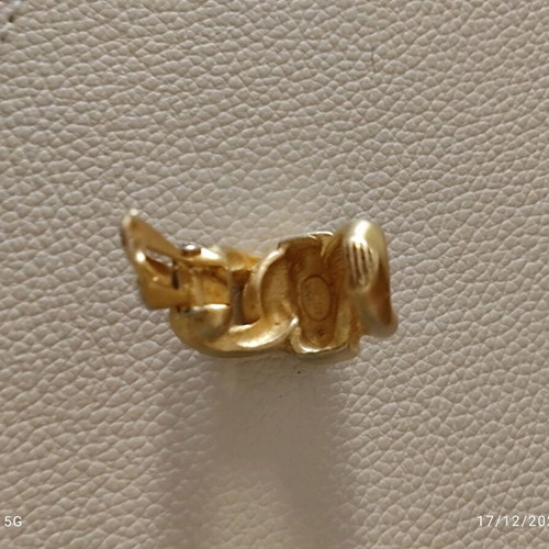 Givenchy clip earring used, gold color