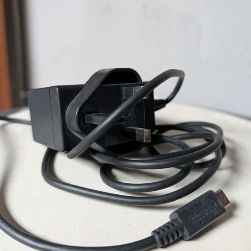 Nintendo Switch power adapter like new, UK/CY socket