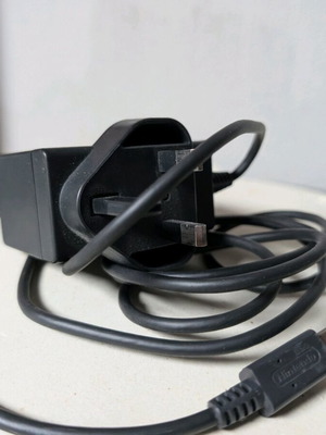 Nintendo Switch power adapter like new, UK/CY socket