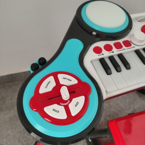 ELC children's piano keyboard like new with microphone and stool