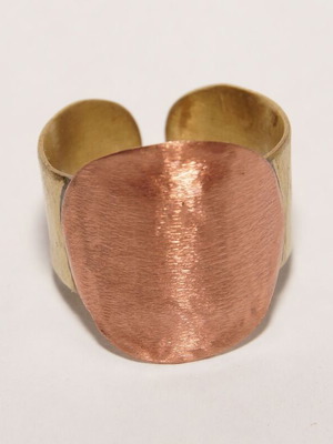 Brass-copper ring new with circular element