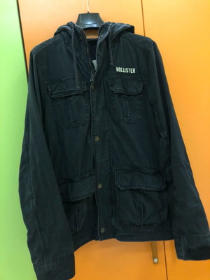 Holister jacket like new with multiple pockets and zipper, size L
