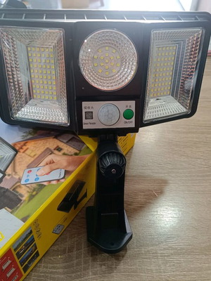 Ηλιακός προβολέας LED COB με πάνελ φόρτισης, αισθητήρα κίνησης και ισχυρό φωτισμό.