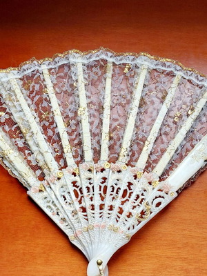 Vintage handmade fan with lace and case new