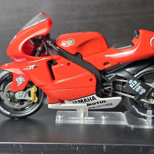 MotoGP Yamaha YZR-M1 Max Biaggi 2002 model 1:24 like new