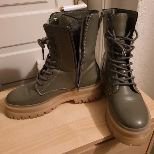Green boots used with laces size 39