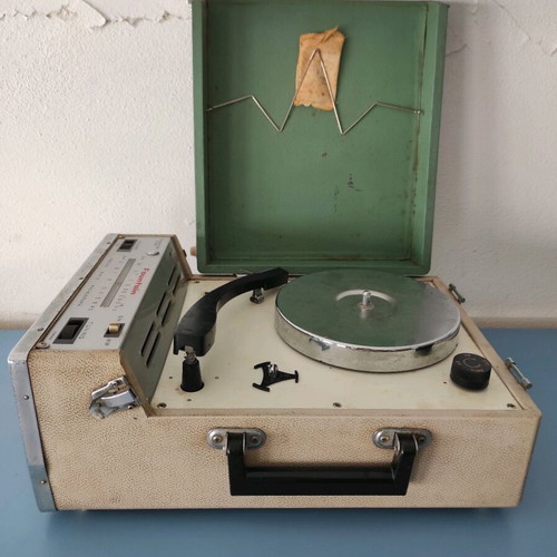 Vintage Fountain turntable radio used
