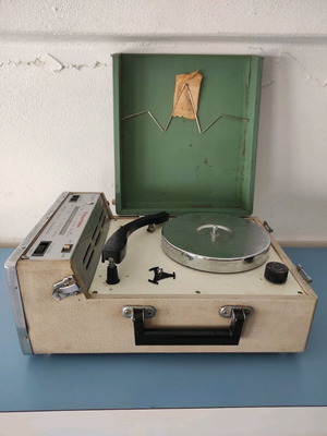 Vintage Fountain turntable radio used