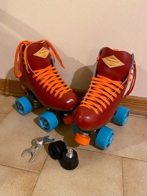 Riedell Crew roller skates size 36 like new, crimson red
