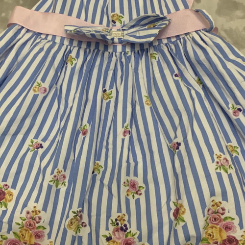Dress for 5-year-old girl with skirt volume and adjustable straps