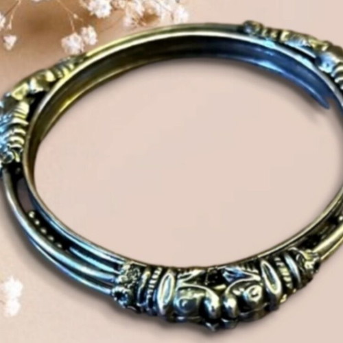 Vintage silver bracelet with elephant design like new