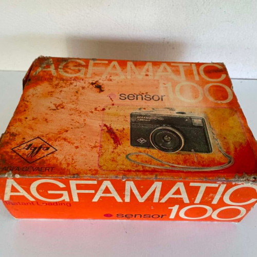 Agfamatic 100 Sensor camera like new with 6 new Osram Magicubes flashes