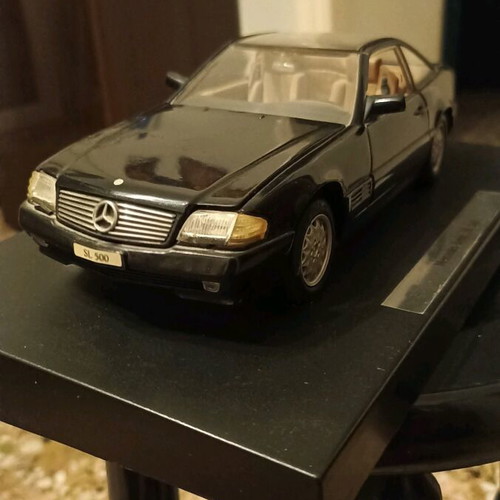 Mercedes SL 500 1:18 vintage model like new