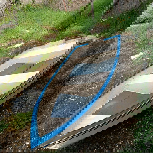 Βάρκα πολυεστερική σαν καινούργια με δώρο σωσίβια και άγκυρα