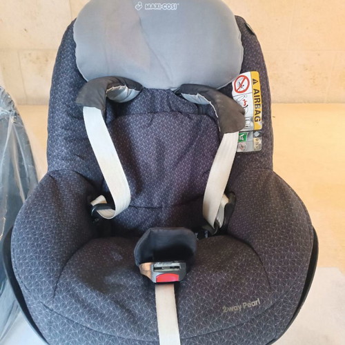 Maxi Cosi 2 Way Pearl car seat used with Isofix base